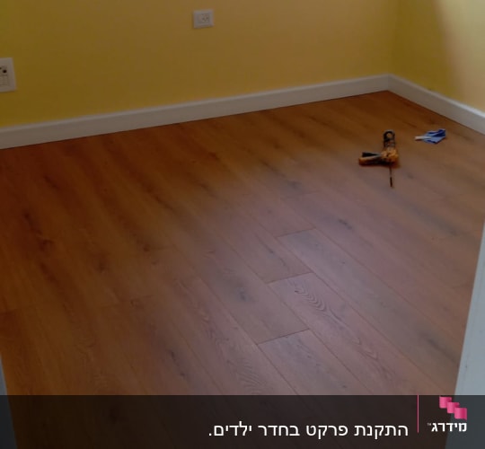רצפת פרקט עם כלים על הרצפה